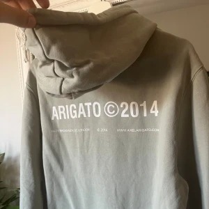 Arigato hoodie - Hej, säljer en arigato hoodie i storlek M som är i snyggt skick, hoodien är turkosgrå aktig, skriv för fler bilder eller frågor.