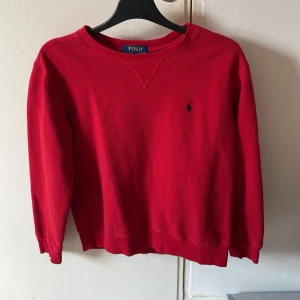 Helt oanvänd polo tröja - Säljer bara för att jag tyckte den inte var så snygg på mig men du kanske skulle tycka om den 