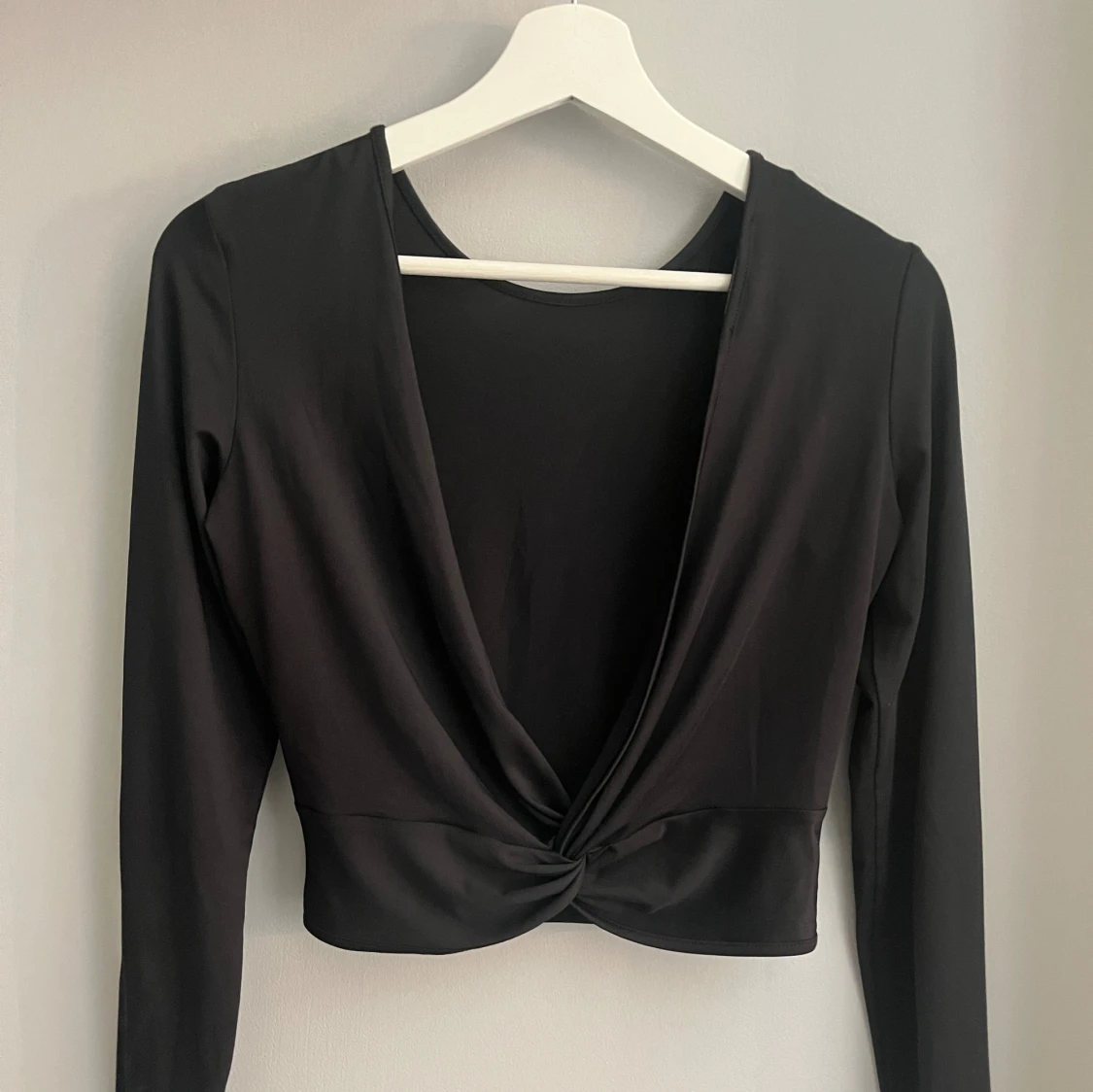 Svart långärmad tröja med öppen rygg - 90