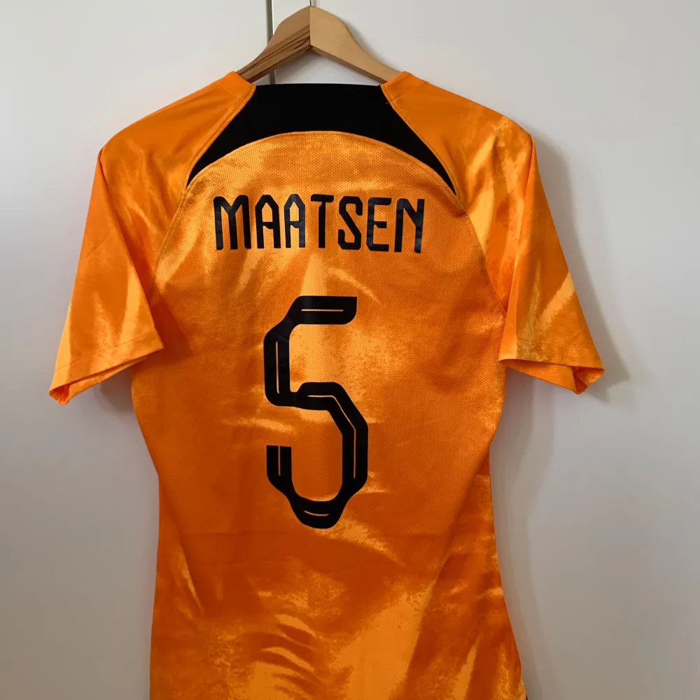 A autographed football shirt from the famous footballer and Champions league finalist and team of the tournament player Ian Maatsen. It is 100% authentic and you can message me for proof and pictures if you want. Suggest prices as bids!. Skjortor.