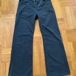 Acne straight fit 1990 jeans dark grey 29/32 - Köpt på acne i milano för 5000kr  Lite slitna nere vid hälen (själv tycker jag det är snyggt) passar mig som har w30-31