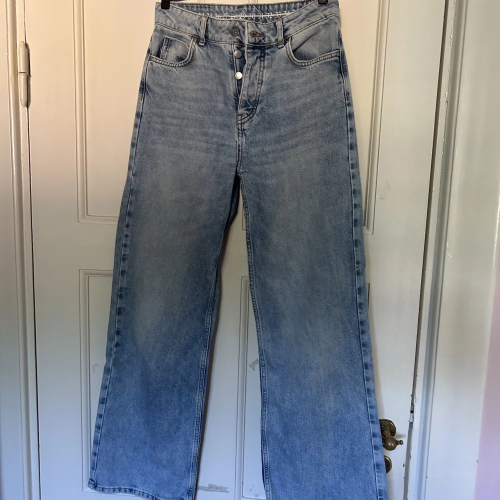 Ett par jeans ifrån Bikbok! Köpta för 600kr men säljer för 300kr men priset kan absolut diskuteras !! Innerbenslängden är 74cm ungefär 🥰 . Jeans & Byxor.