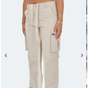 Cargos - Säljer denna fina cargos. Köpte den i storlek uk 8, svensk storlek 36. Har aldrig haft på mig de pågrund av att den är små i storleken. 