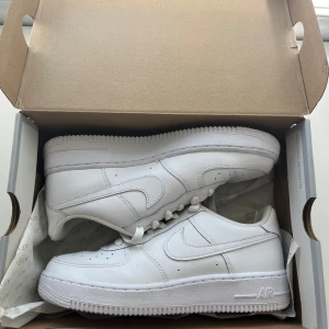 Nike AirForce 1 - Skorna är i nyskick och det finns inga defekter. Skorna är köpa på Nikes egna hemsida för men men kan även användas för dig som är kvinna, skorna är storlek 39. Skriv till mig vid ytterligare frågor.