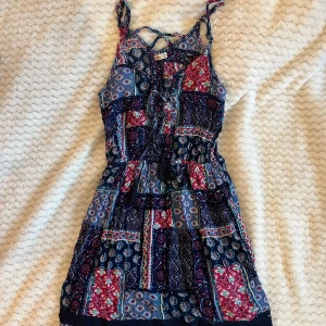 Mönstrad klänning - Fint mönstrad sommar-klänning från Hollister med gulliga detaljer på både fram och baksida. Köpt secondhand men själv aldrig använt!