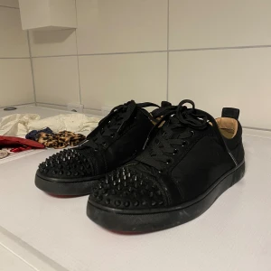 christian louboutin - christian louboutin skor i storlek 41 men passar 42. Skorna är fräscha men enda defekten är att på vänstra sulan är det lite smält. Säljer skorna för 1000 pga defekten. Box ingår ej❌