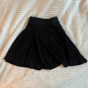 Svart skaterkjol - Svart kjol med blixtlås bak. Använt skick. Passar så bra till så mycket!