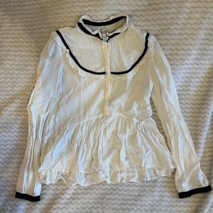 Vit blus - Superfin vit blus med svarta detaljer från Zarai strl S. Sparsamt använd, jättebra skick! 🥰