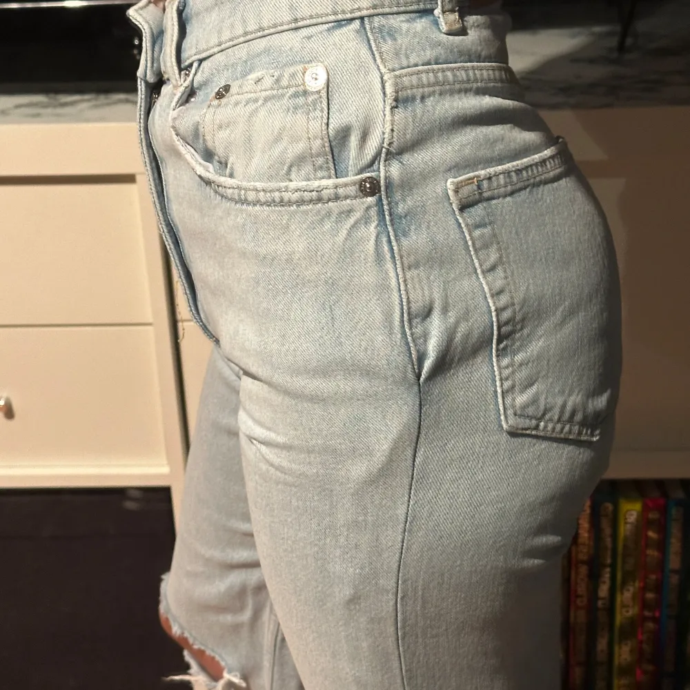 Raka, högmidjade jeans med hål på knäna från Gina. Har sytt in lite vid höfterna för en tajtare passfor men det är inget som stör❤️. Jeans & Byxor.