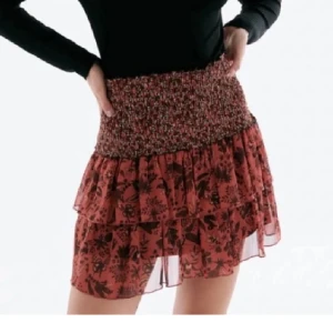 Trendig zara kjol  - Vinröd zara kjol i nyskick!!  Super snygg även som topp🤩 Passar även S och M 