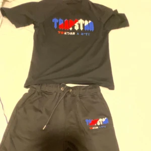 Trapstar set - (Bild kvalite blev lite dåligt) Detta är en replika av trapstar set aldrig använd,hör av er i pm om ni är intresserad av produkten. Funkar också meetups. 