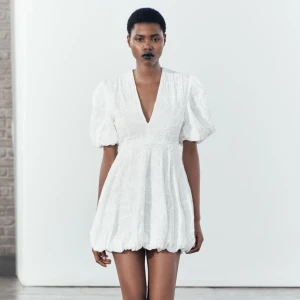 Zara klänning  - Väldigt fin klänning från Zara, den är endast använd ett fåtal timmar, alltså i nyskick. Skriv för fler bilder!!