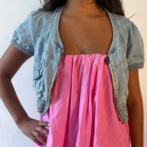 Kort deminjacka  - Kort jacka med rosett 