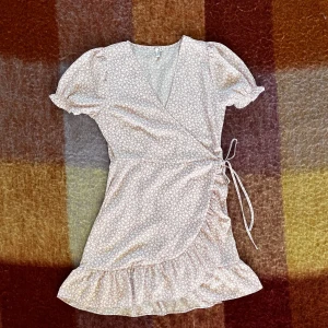 Sommarklänning Nelly - En jättefin blommig sommarklänning från Nelly.com med dragkedja i sidan. Knappt använd 