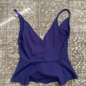 Gullig top passar till mycket  - Bra skick nästan inte ens använd marin blå färg 