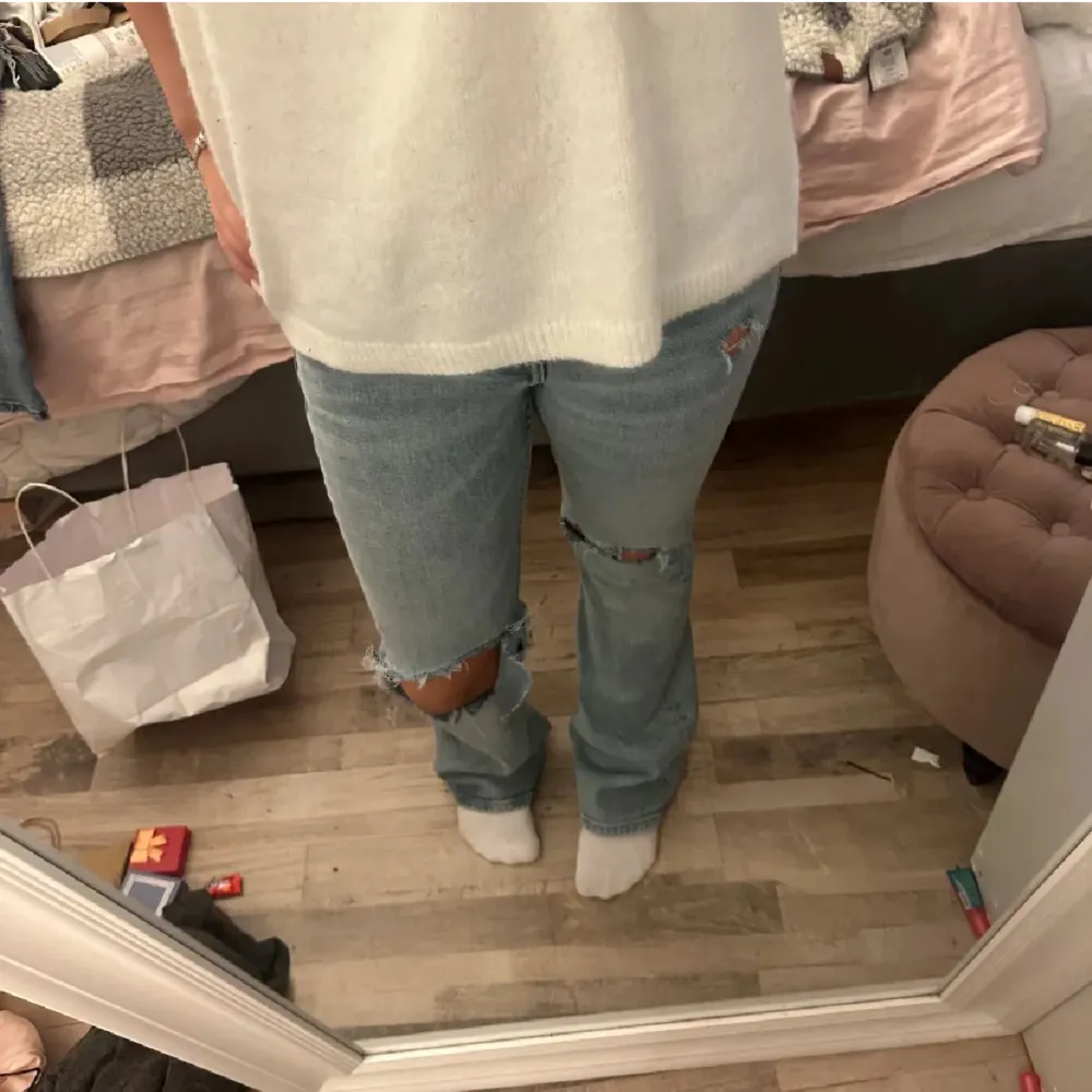 säljer dessa as snygga jeans köpa från Plick.tveka inte på att fråga iallafall frågor finns💕omsydda på sidan. (LÅNAD BILD). Jeans & Byxor.