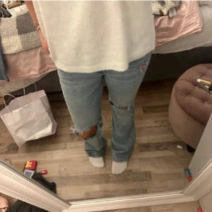 snygga lågmidjade jeans - säljer dessa as snygga jeans köpa från Plick.tveka inte på att fråga iallafall frågor finns💕omsydda på sidan. (LÅNAD BILD)