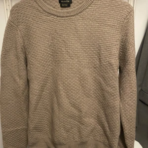 Stickad tröja Massimo Dutti  - Beige/brun stickad tröja ifrån Massimo Dutti. Knappt använd därav fint skick. Storlek L.
