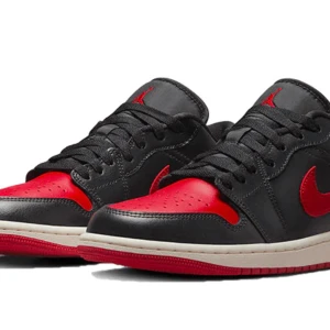 Nike Air Jordan Low  - Nike Air Jordan Low i storlek 40, endast använda fåtal gånger. Nypris 1799kr