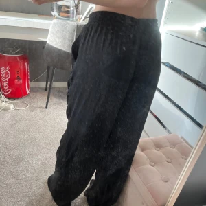 Tunna liknande ”linnebyxor” - Svarta liknande ”linnebyxor”. Köpt från H&M i Divided Storlek 40. Använder inte dö dem är för långa för mig. Tunnt material. Passar mellan S-L skulle jag säga. 