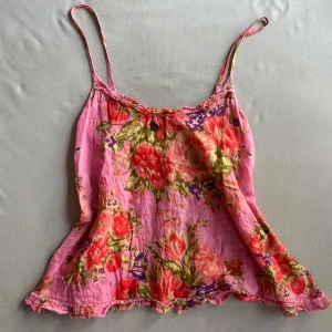 Blommig Topp  - Söt topp med justerbara band 🌺 