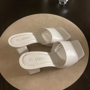 vita klackskor - vita klackskor använda 2grg, lite för hög klack för min smak men jättefina 🫶🏼