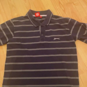 Polo tröja - En polo tröja, använts få gånger men kommer ej till användning längre, en snygg Skater tröja, eller golf tröja 🥰 går att pruta!
