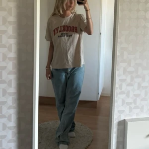 T-shirt - En beige t-shirt med tryck. Kommer tyvärr inte till användning😊