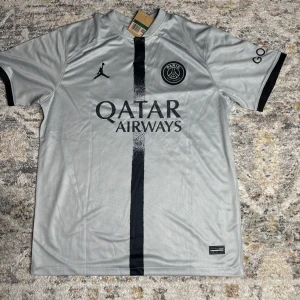 Psg tröja  - Säljer en psg tröja som är helt ny med Mbappe på ryggen nummer 7 och är i väldigt bra kvalitet tröjan är i storlek xs för endast 270 kr!