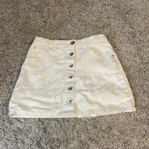 Mini kjol - En kort vit kjol, säljer pga av att den inte kommer till användning. Inga ytliga skador och är i fint skick :)