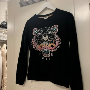 Kenzo tröja - Svart Kenzo tröja storlek XS. Jättefint skick knappt använd 🌸