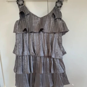 Nyårsklänning  - Jättefin klänning, aldrig använd med prislapp. Köpt på Vinted men passade tyvärr inte mig så säljer vidare den! Fick inte plats med hel bild på klänningen så skriv så skickar jag det i chatten isåfall  Stuss 45cm Midja 34cm Byst 38cm Längd 66cm