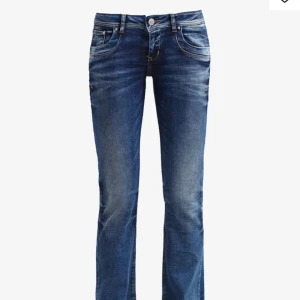 ltb jeans - ltb jeans bootcut, lowwaist. Modellen är valerie💗Storleken är w29 l32❣️Superfint skick❤️Nypriset är 869kr☺️Skriv ifall du har frågor💓