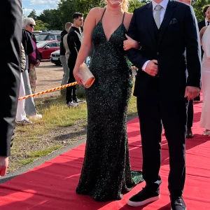 Balklänning från Dressroom Linne - Säljer min otroligt fina balklänning då jag inte kommer få användning av igen😫 nypris 5000kr från Dressroom Linne! Uppsydd för att passa någon som är 167cm + 8cm klack! Mitt pris är 3000kr eftersom den fortfarande är i nyskick! Storlek 38,5 dvs S/M