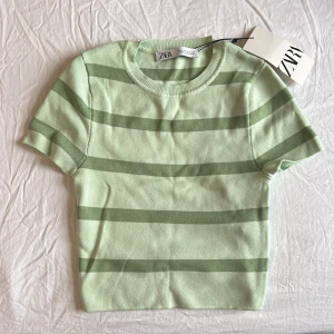Tshirt  - Söt T-shirt från Zara som aldrig har använts och gjort i fint material🌟