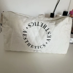 Stor sminkväska - Super rymlig och fin nessesär ifrån hunkemöller! (Lite dammig då den legat i en låda längre)