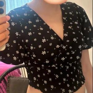 Blommig tröja - Säljer denna fina toppen. Har aldrig använt den pågrund av den var väldigt öppen för mig. Storleken är M men passar för folk som har Xs och S.