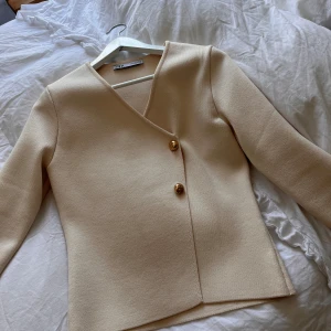 Tröja från zara - Säljer denna superfina koftan/ tröjan från zara. Använd 1 gång då jag inte trivs i den❤️ storlek m sitter bra på mig som ofta har s