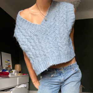 Ljusblå stickad väst - En ljusblå stickad väst med v-ringning och lite croppad i modellen☀️