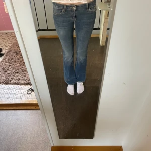 Säljer mina snygga only jeans - Jag har bara använt dom två gånger och dom är i väldigt bra skick. Dom är i storlek xs/30. Jag säljer den för att dom är lite för korta i längden och det kan se lite konstigt ut jag är 167. Men dom är väldigt låg midjade och väldigt fina i passformen