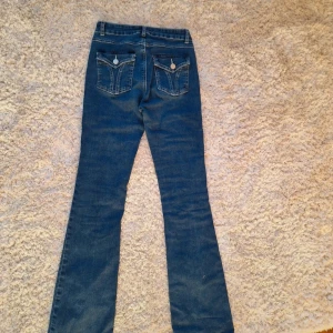 Bootcut jeans - Fina mörkblå utsvängda jeans köpa på plick 