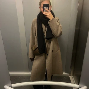 Kappa från Mango - Denna ullkappa från Mango i perfekt skick! Perfekt till hösten