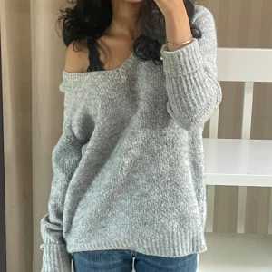 Grå stickad tröja - Super mysig stickad tröja i väldigt bra skick köpt på Plick men säljer pågrund av att den e lite för stor för mig