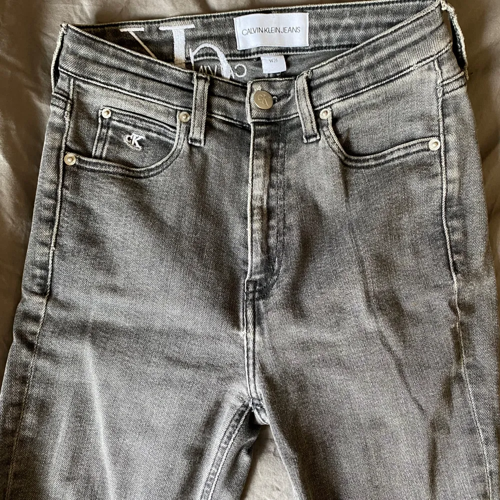 Säljer dessa grå jeans från Calvin Klein med raka ben och medelhög midja. Väldigt bra skick och inga defekter❣️. Jeans & Byxor.