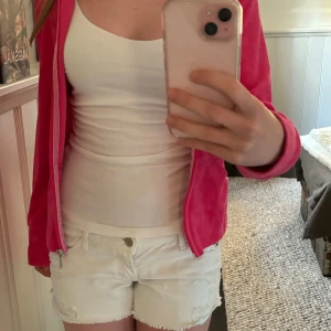 Juicy zipup - SÅÅ snygg juicy zipup!! Tyvärr kommer den inte till användning för längre då jag inte har samma stil längre men den är verkligen så så snygg!!💕