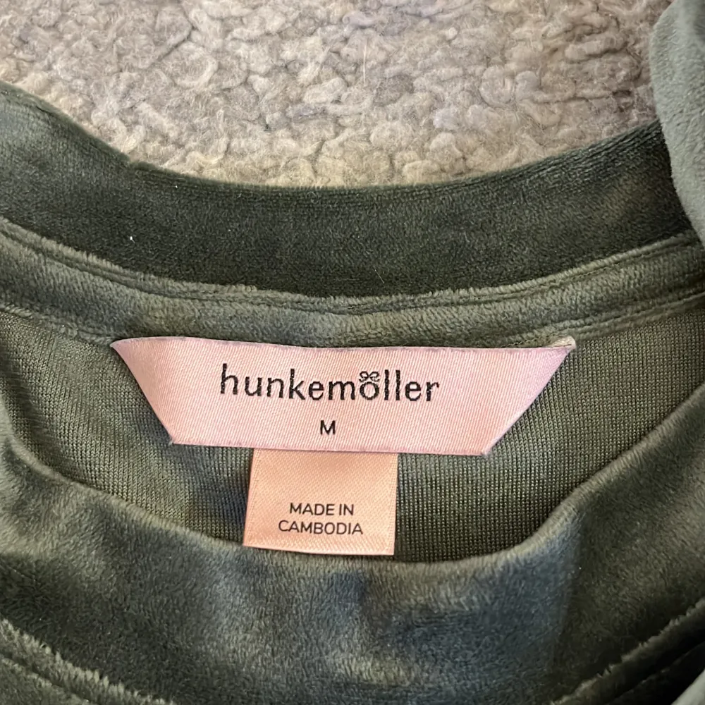 Säljer denna jätte fina hunkemöller tröja oanvänd, mjukt material . Tröjor & Koftor.