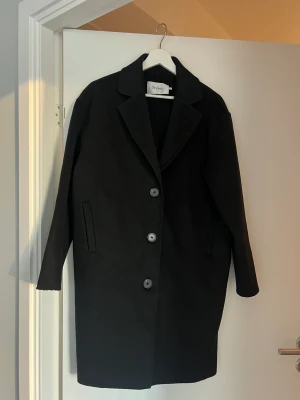 Kappa / Stylein - Säljer nu min kappa från märket Stylein. storlek S! Modellen på kappan är oversized Nypris 4999:-