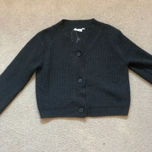 Kofta💕 - Säljer min jätte sköna kofta från Kappahl. Använd typ 3 gånger💕 jättefin att styla med typ ett par blåa jeans och en vit t-shirt! Om du är intresserad av att köpa skriv till mig först!💕