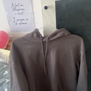 Grå hoodie med gul text på ryggen - Indie core 