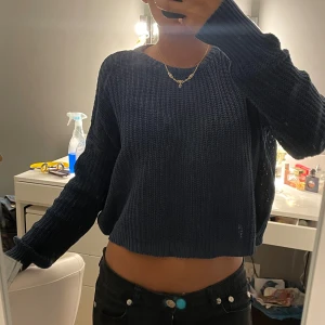 Brandy stickad tröja  - Jätte fin Brandy Melville stickade tröja i marinblå färg som jag tyvärr inte använder längre och därför säljer jag vidare den. Den är jättebra skick. Skriv privat för mer information. 